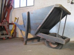 industrieel-antiek-kruiwagen-wheelbarrow-shop-display-b6z